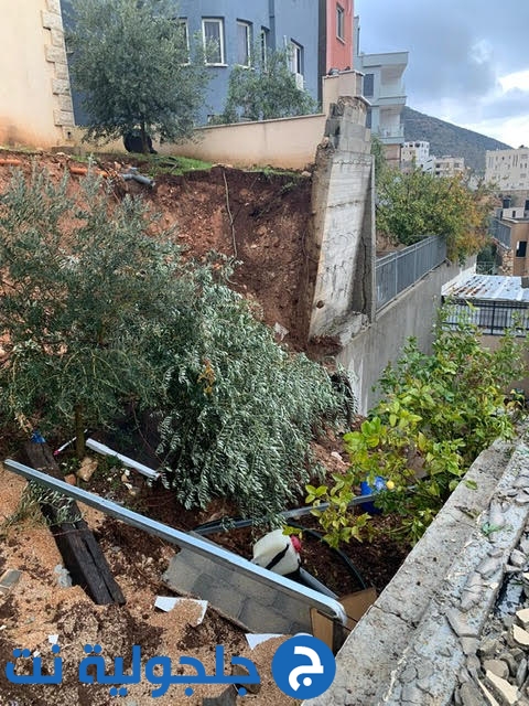انهيار جدار ضخم وسقوطه على بيت في كفرمندا دون اصابات